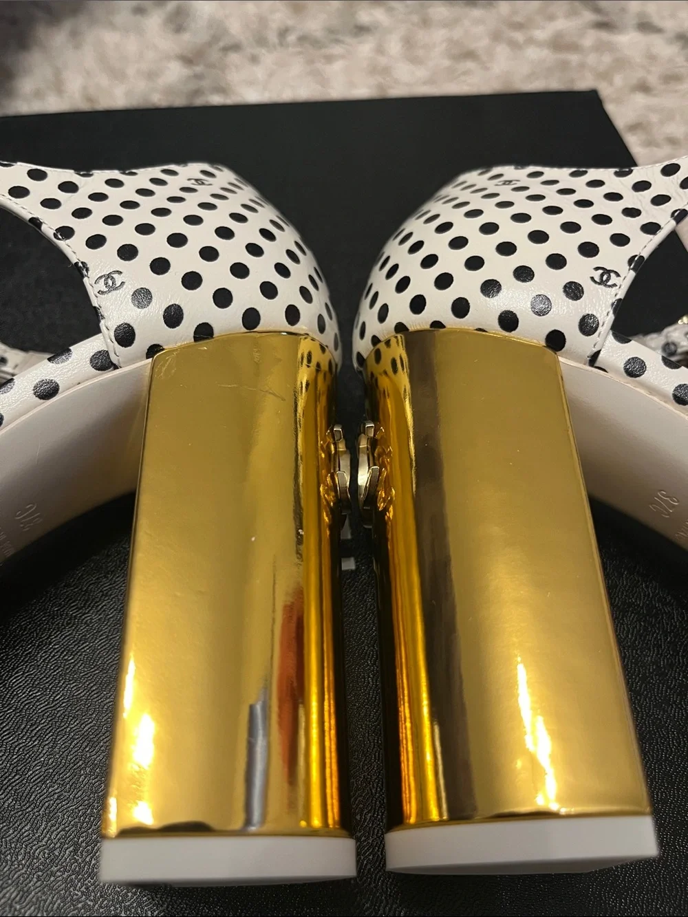 Chanel polka dot heels. Printed calfskin. Ivory. Black. Gold. Size 37. New.